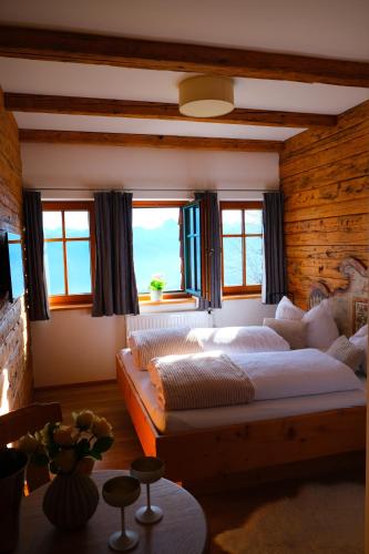 Postel nebo postele na pokoji v ubytování Gmundnerberghaus - ROOMS