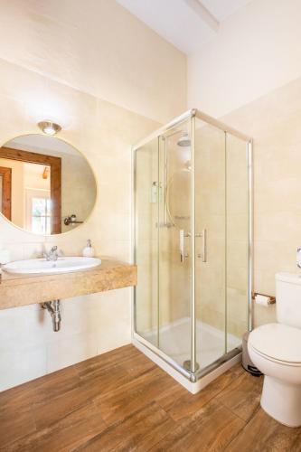 a bathroom with a shower and a toilet and a sink at Casinha D'Avó Guesthouse in Lagos