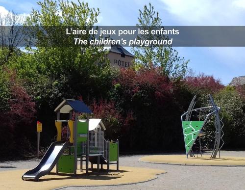Ο χώρος παιχνιδιού για παιδιά στο HÔTEL LA FERME DE BOURRAN RODEZ - parking privé gratuit