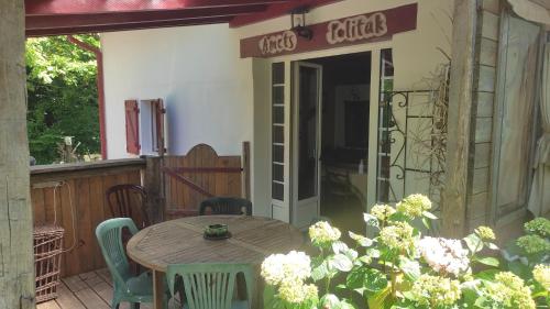 une table et des chaises assises à l'extérieur d'un restaurant dans l'établissement amets politak, à Hasparren