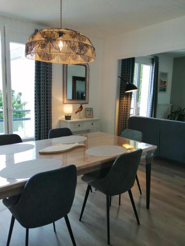 une table à manger et des chaises dans un salon dans l'établissement Appartement aux Portes de St Goustan, à Auray