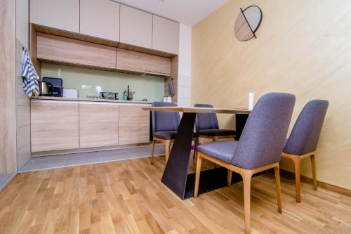 a kitchen and dining room with a table and chairs at Zlatiborski Konaci in Zlatibor
