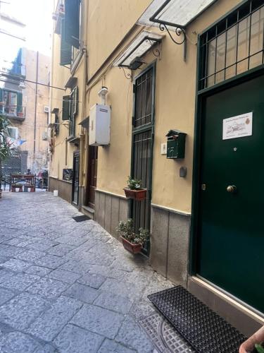 a green door on the side of a building at Casetta Piazza Plebiscito in Naples