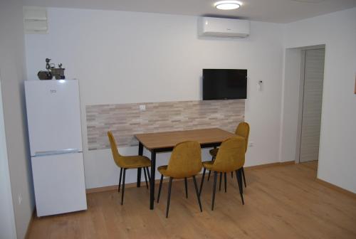 TV a/nebo společenská místnost v ubytování Apartma Rače