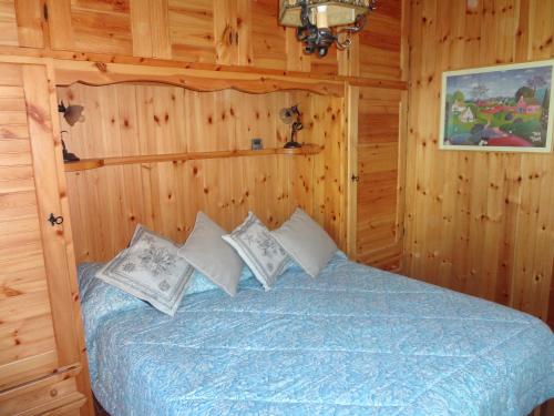 una camera con un letto in una baita di tronchi di La casetta di Rivisondoli a Rivisondoli