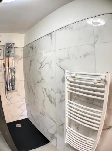 La salle de bains est pourvue d'un miroir et d'une douche. dans l'établissement Golf Juans- 2P résidence avec Piscine, Plages 300m, à Vallauris