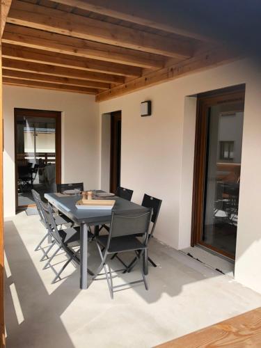 une salle à manger avec une table et des chaises dans l'établissement REFUGE de VERCHAIX, à Verchaix