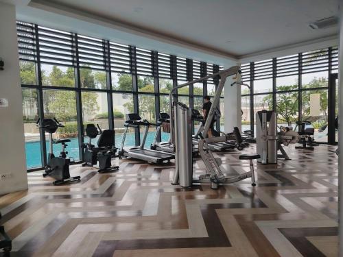 Fitness centrum a/nebo fitness zařízení v ubytování Greenfield Residence with Amazing Pool View and High-Speed Wi-Fi