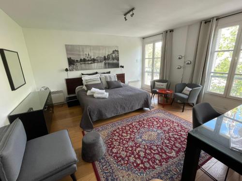 une chambre avec un lit et un canapé dans l'établissement Le Notre Dame, à Paris