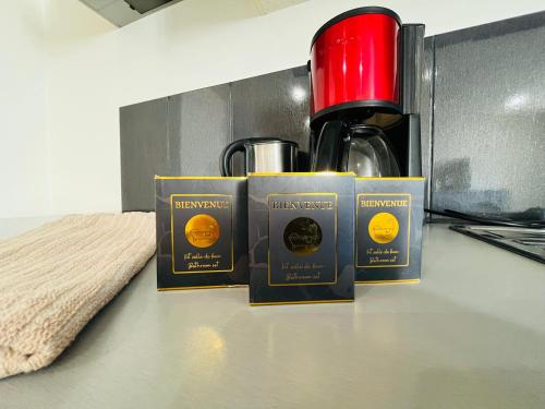 trois bouteilles de vin assises au-dessus d'un comptoir dans l'établissement Les loges de la Mairie, à Bourg-lès-Valence