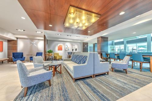 Posezení v ubytování Holiday Inn Express & Suites Houston S - Medical Ctr Area by IHG