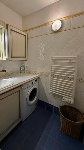 - une buanderie avec un lave-linge et un évier dans l'établissement Luciano Sainte Maxime Apartment, à Sainte-Maxime