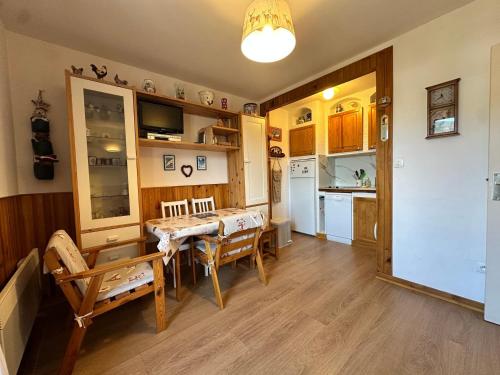 Photo de la galerie de l'établissement Charmant T2 avec balcon et vue montagne, Villard-de-Lans - FR-1-515-47, à Villard-de-Lans