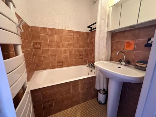une salle de bain avec un lavabo et une baignoire et un lavabo dans l'établissement Studio cabine avec balcon sud, proche centre, pistes de luge et piscine - FR-1-515-109, à Villard-de-Lans