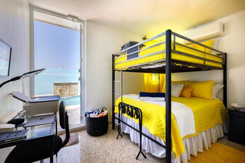 Ένα ή περισσότερα κρεβάτια σε δωμάτιο στο Stylish 3 Bed 2 Bath with Private Pool