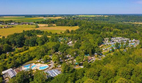 une vue aérienne d'un parc avec un complexe hôtelier dans l'établissement Camping Le Chêne Gris, à Pommeuse