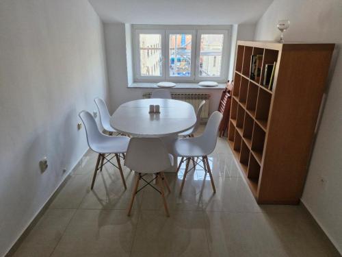 una sala da pranzo con tavolo e sedie bianchi di 2br condo in the heart of Zagreb a Zagabria