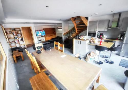 - une cuisine avec une grande table en bois dans l'établissement Chalet spacieux à Saint-Sorlin-d'Arves avec options de loisirs, à Saint-Sorlin-dʼArves
