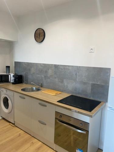 une cuisine avec un évier et un plan de travail dans l'établissement T3 à 10 minutes de l'aéroport de Bastia Poretta, à Biguglia