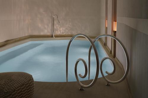 - une piscine avec deux rails métalliques à côté dans l'établissement Hotel Hana, à Paris