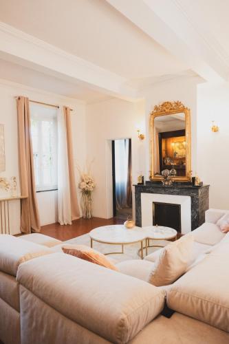 un salon avec deux canapés et une cheminée dans l'établissement Maison d'hôtes de charme 