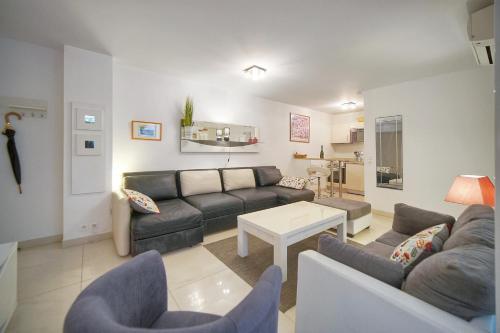un salon avec un canapé et une table dans l'établissement 2 Pieces moderne avec terrasse A1B263, à Cannes