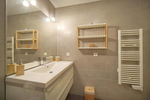 une salle de bain avec un lavabo et un miroir dans l'établissement 2 Pieces moderne avec terrasse A1B263, à Cannes