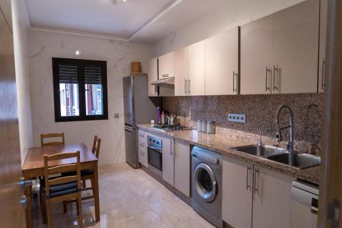 Kuchyň nebo kuchyňský kout v ubytování Two Bed Luxury Appt with air conditioning parking and pool