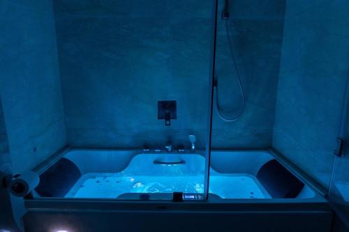 Koupelna v ubytování Two Bed Luxury Appt with air conditioning parking and pool