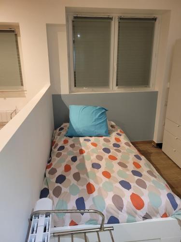 - une petite chambre avec un lit doté d'un oreiller bleu dans l'établissement Simple comfort, à Marseille