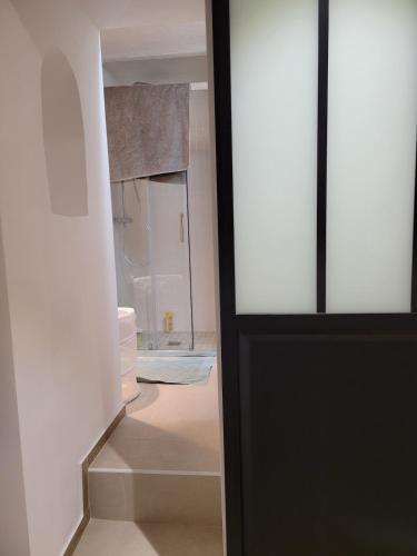 - une vue sur la salle de bains par une porte dans l'établissement Simple comfort, à Marseille