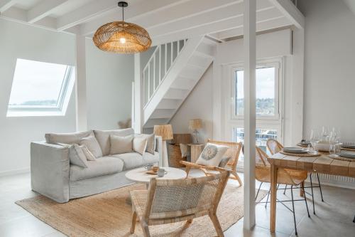 un salon avec un canapé et une table dans l'établissement Evasion Normande au bord de l'eau, à Benerville-sur-Mer