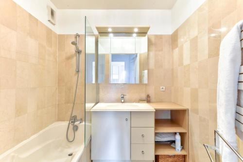 Bany a 1BR Flat with Balcony view of the Eiffel Tower