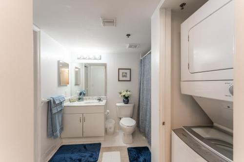 un bagno con un water e un lavandino di Lux Brickell Bay Condo City Views & Prime Location a Miami