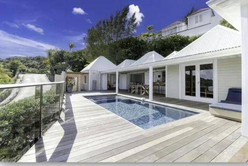 una casa con terrazza e piscina di Villa SARONG a Marigot