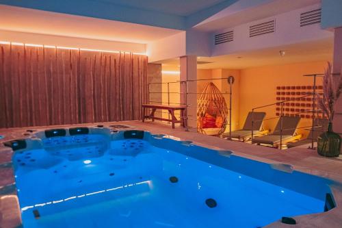 Cette chambre comprend une grande baignoire bleue. dans l'établissement Eco-Domaine La Fontaine - HOTEL-SPA - Plage de la Fontaine aux Bretons, à Pornic