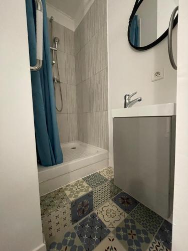 une salle de bain avec une baignoire, un lavabo et une douche dans l'établissement Maison provençale familiale avec piscine - 6 personnes, à Lambesc