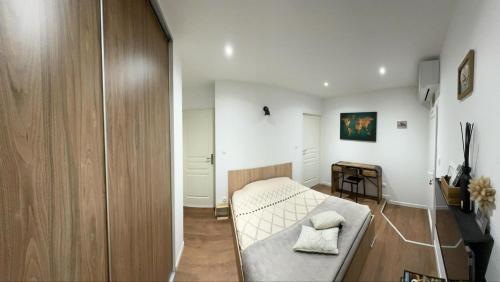 a small bedroom with a bed and a closet at Chez Christian et Valérie in Rocbaron