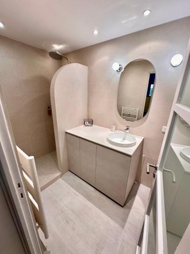 une salle de bain avec un lavabo et un miroir dans l'établissement Chez Garance Saint-Tropez, à Saint-Tropez