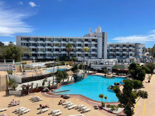 eine Luftaufnahme eines Hotels mit Swimmingpool in der Unterkunft La Casita de Niagara in San Miguel de Abona
