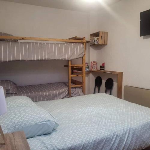 - une chambre avec des lits superposés dans l'établissement Appartement montagne, à Saint-Bonnet-en-Champsaur