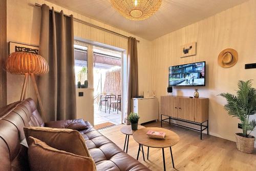 Μια τηλεόραση ή/και κέντρο ψυχαγωγίας στο Cosy Bungalow Green Oasis