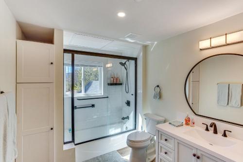 Un baño con ducha, inodoro y lavabo. en Game Room and Deck Pet-Friendly Lake Arrowhead Home, en Lake Arrowhead