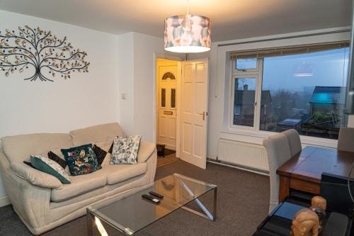 Posezení v ubytování SIRIUS A PROPERTIES - 3 Bedrooms - - Amazing Hillside Views of Derby City Centre - - Free WIFI - - NETFLIX - - SKY-SPORTS - - MONOPOLY - - UNO - - CARDS