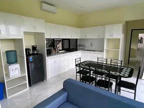 Η κουζίνα ή μικρή κουζίνα στο Villa Mike Yogyakarta