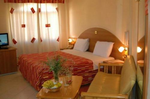 een hotelkamer met een groot bed en een tafel bij Crystal Hotel in Asmara