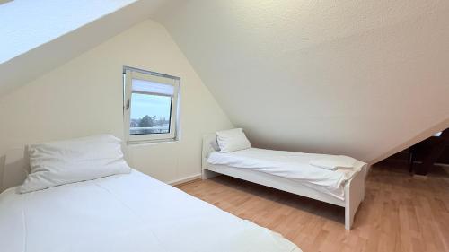 Katil atau katil-katil dalam bilik di Komfortables Dachgeschoss-Apartment in Neumünster ideal für Monteure