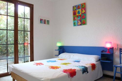 une chambre avec un lit et deux lampes et une fenêtre dans l'établissement Maison 4 pièces 8 couchages PORT LA NOUVELLE PN000-001, à Port-la-Nouvelle