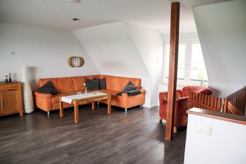 ein Wohnzimmer mit Sofa und Tisch in der Unterkunft Sonnenblume in Fehmarn