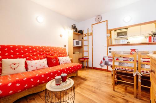 un salon avec un canapé et un lit dans l'établissement L'edelweiss, à Modane